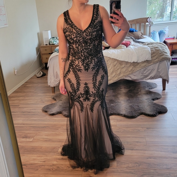 Betsy Adam gown - Picture 2 of 14